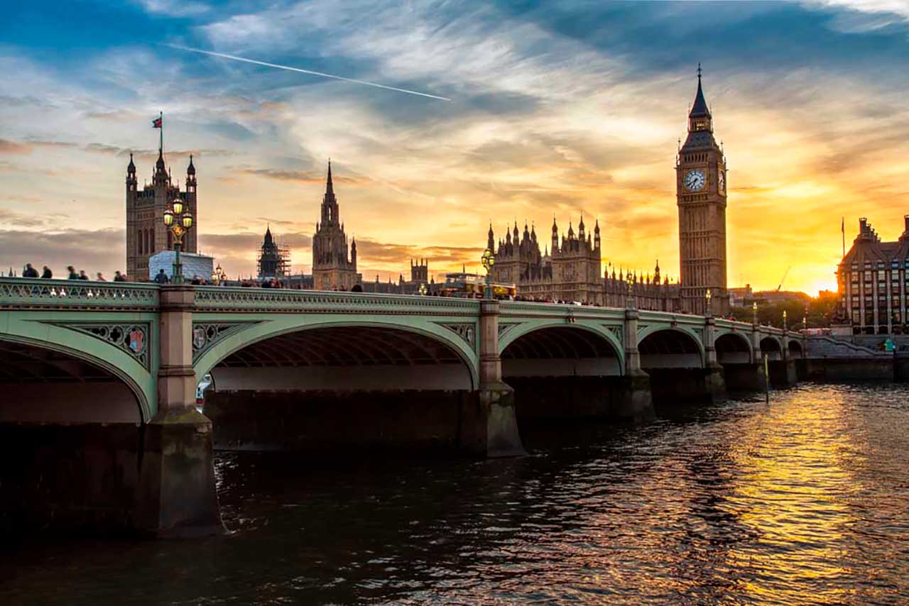 Фотообои в интерьере пленительный рассвет в лондоне  9-523 фото