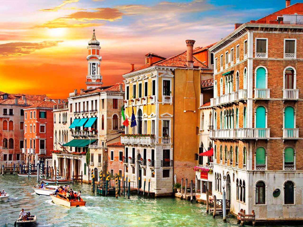 Фотообои в интерьере улочки вечерней венеции  4-246 фото