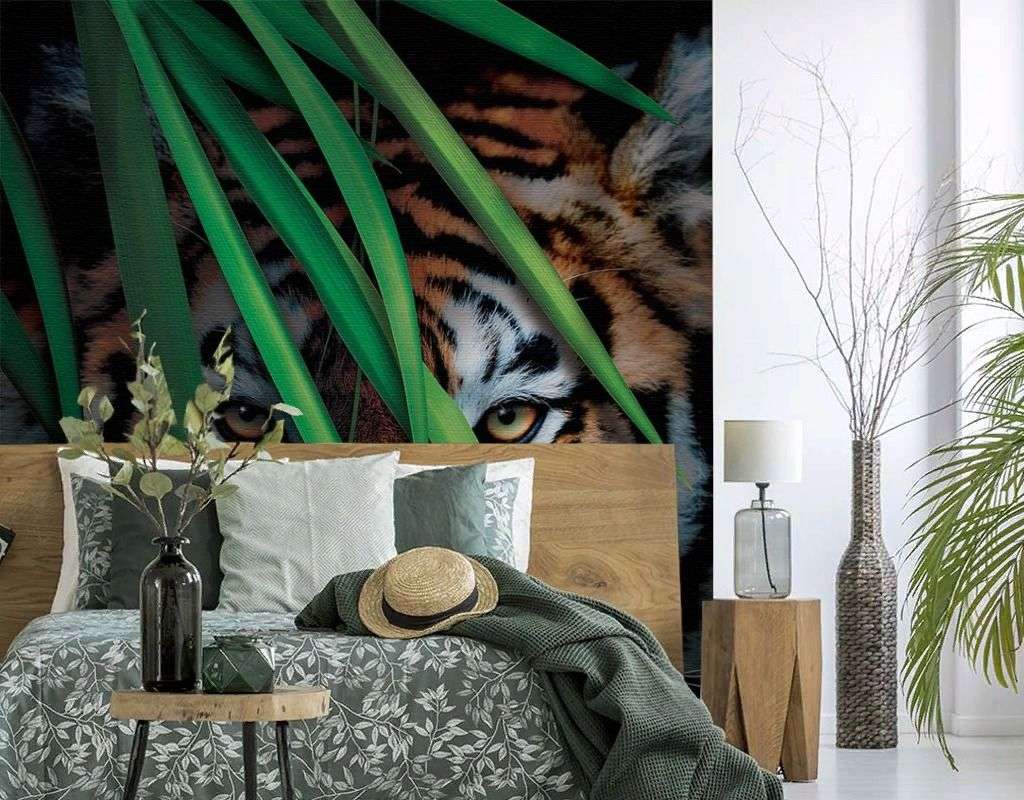 Фотообои в интерьере тигр с папоротником  9-2025 фото