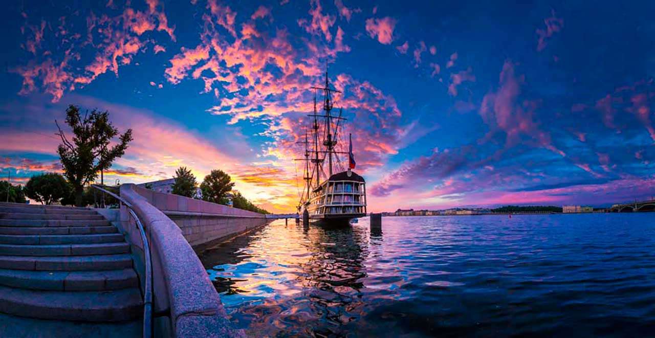 Фотообои в интерьере корабль на реке нева  9-666 фото