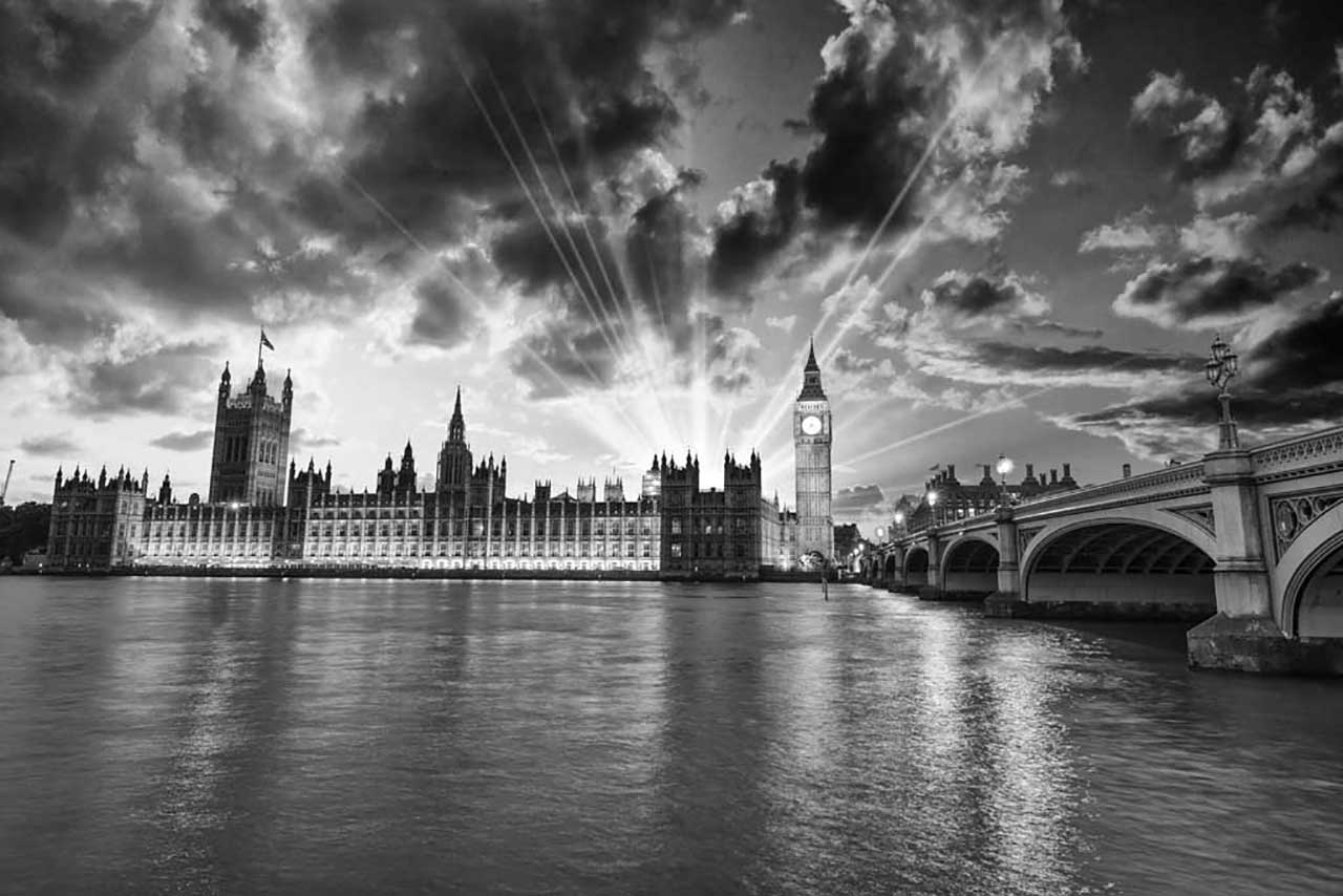 Фотообои в интерьере лучи солнца в небе над лондоном  9-496 фото