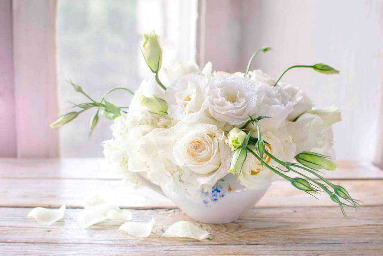 Фотообои в интерьере букет белых роз  10-262 фото