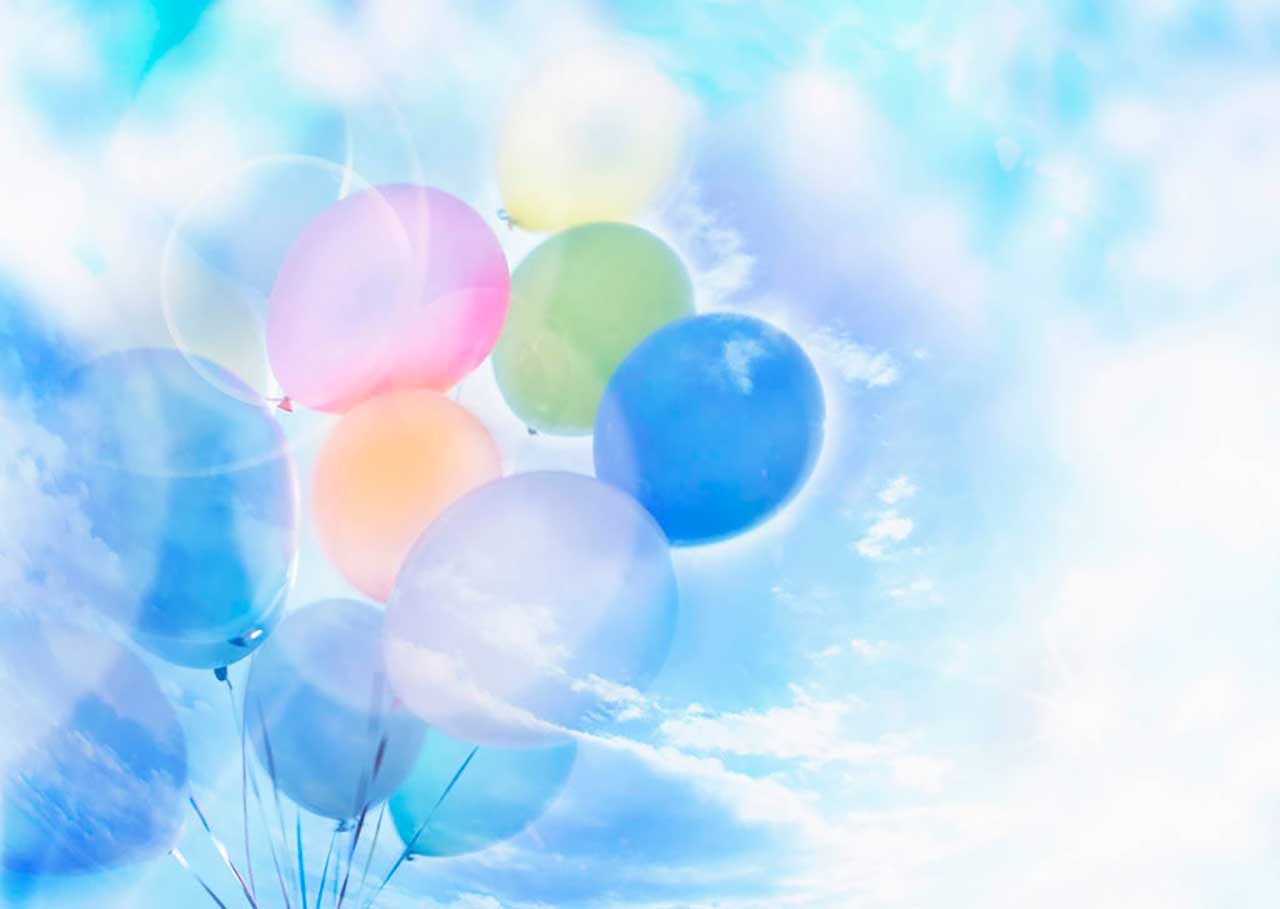Фотообои в интерьере цветные воздушные шары в облаках  9-405 фото