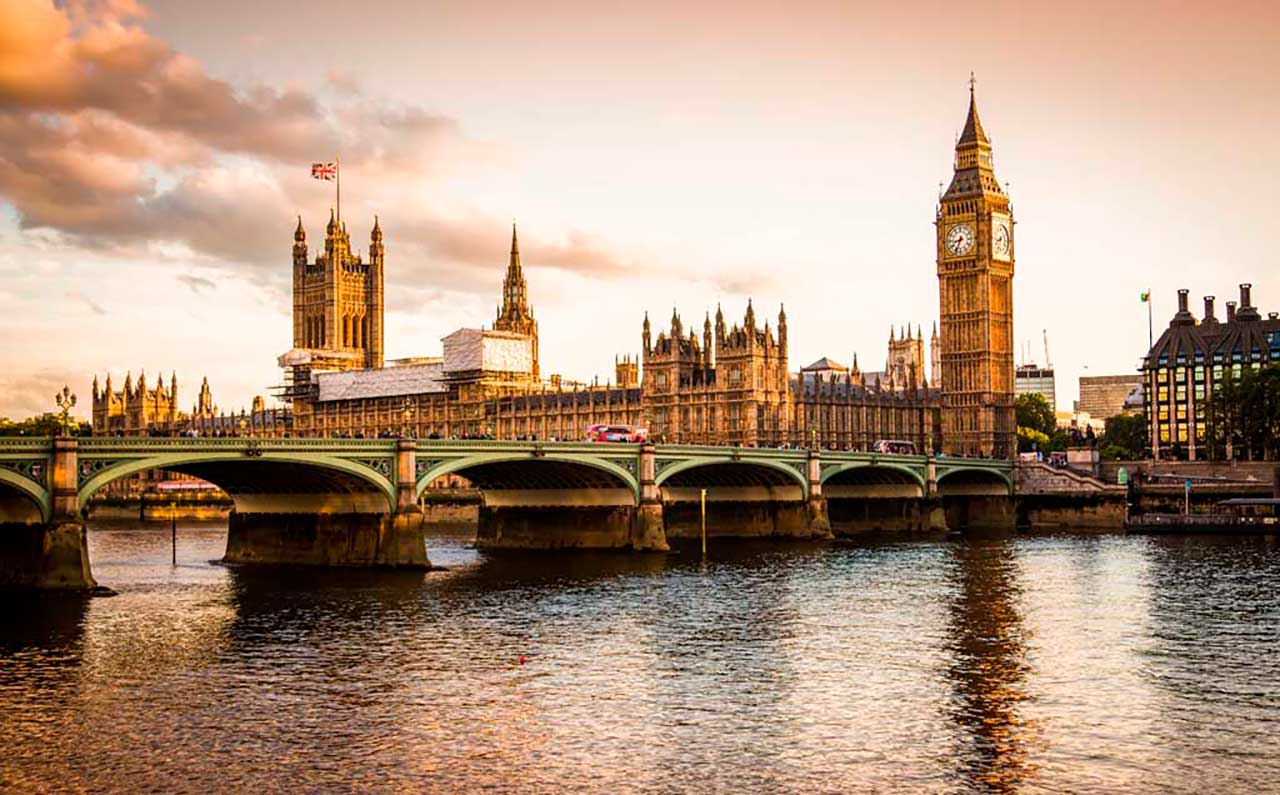 Фотообои в интерьере лондон насыщенный  9-448 фото