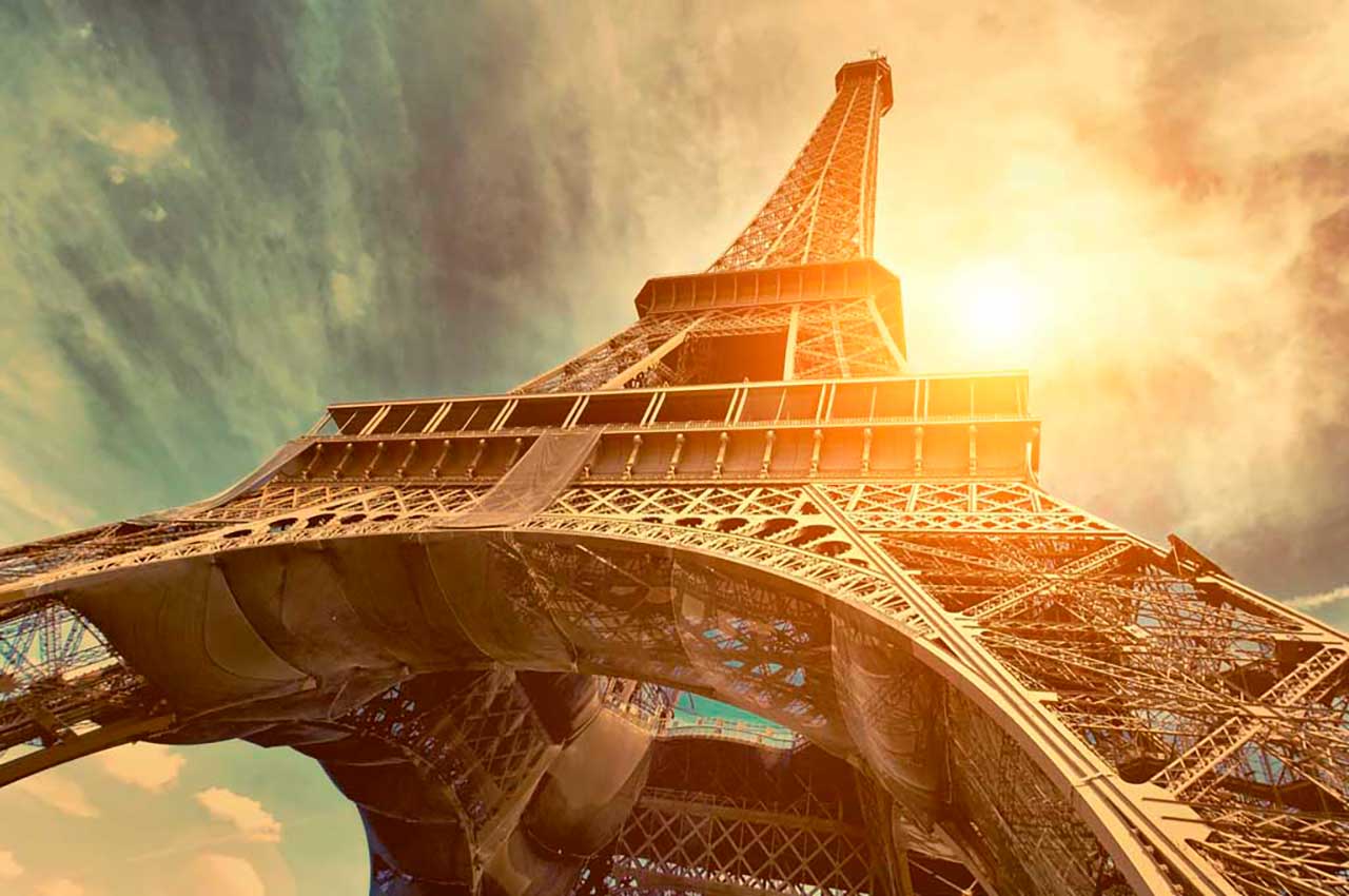 Фотообои в интерьере эйфелева башня в пространстве  9-779 фото