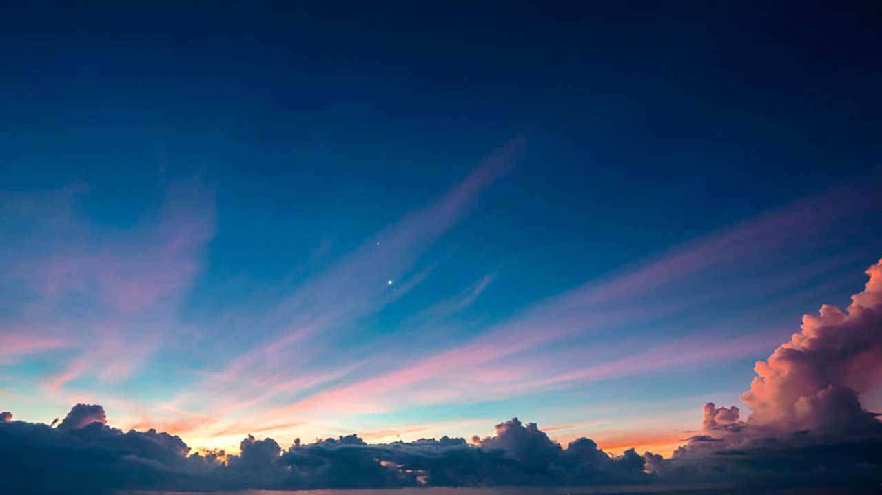 Фотообои в интерьере сиреневые лучи на темном небе  9-315 фото