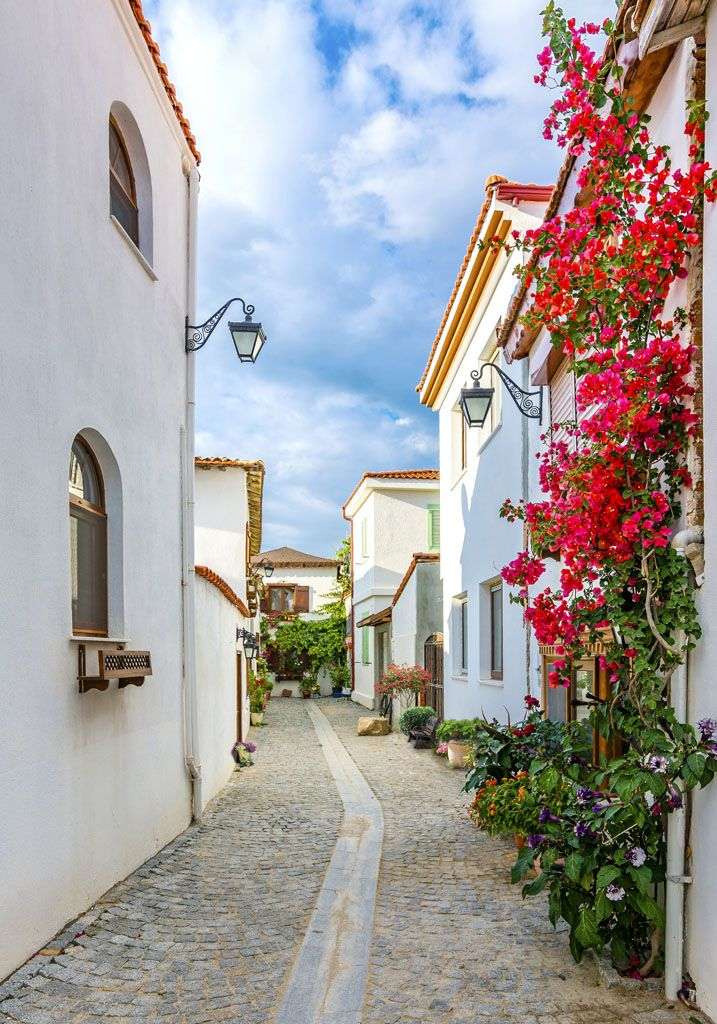 Фотообои в интерьере улочка под облаками  9-158 фото