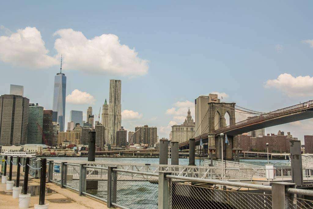 Фотообои в интерьере бруклинский мост в тумане  9-829 фото