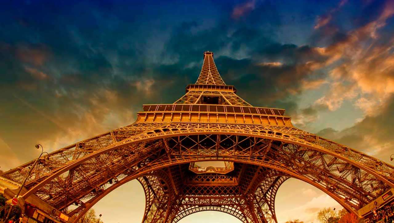 Фотообои в интерьере эйфелева башня уходящая вверх  9-793 фото