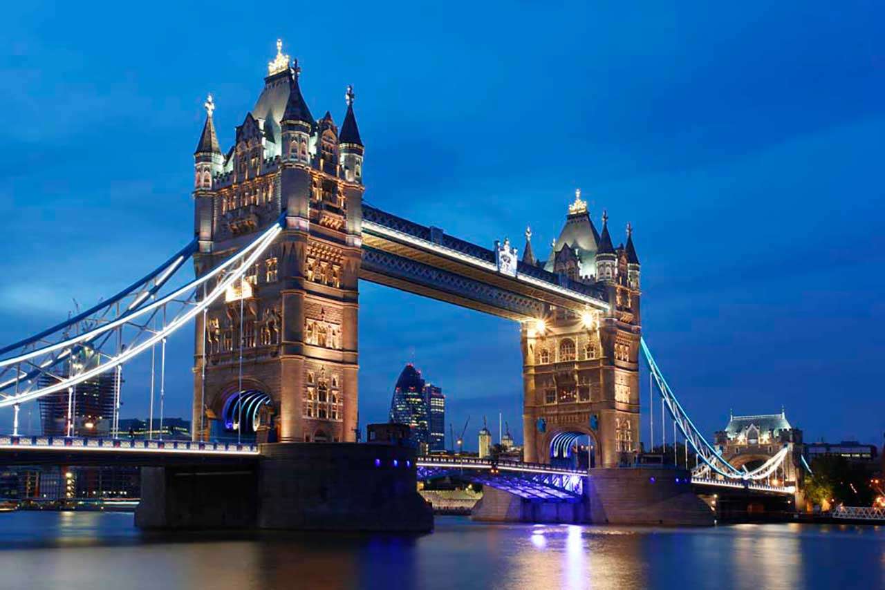 Фотообои в интерьере тауэрский мост с подсветкой  9-471 фото