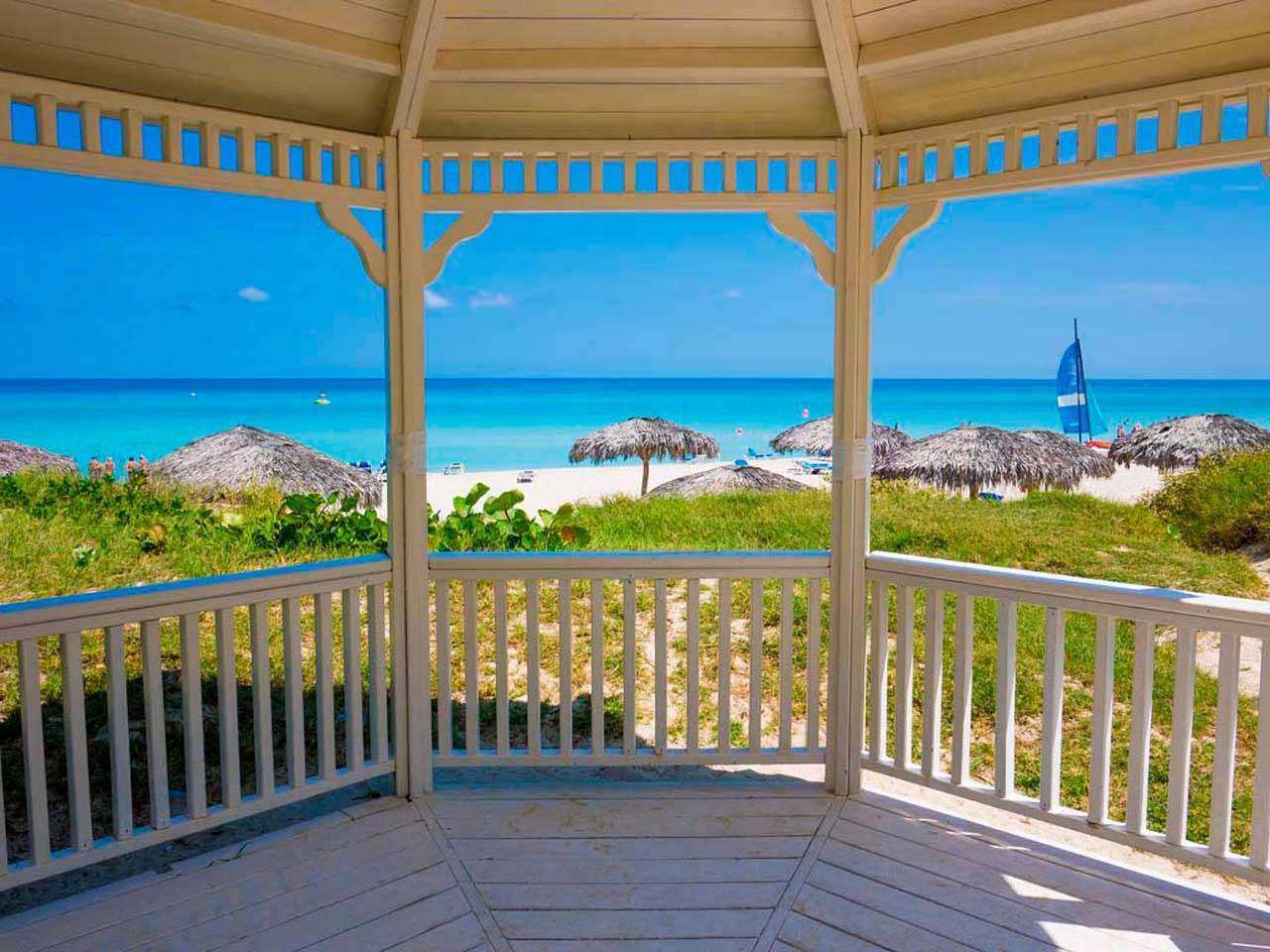 Фотообои в интерьере веранда с видом на море  4-363 фото