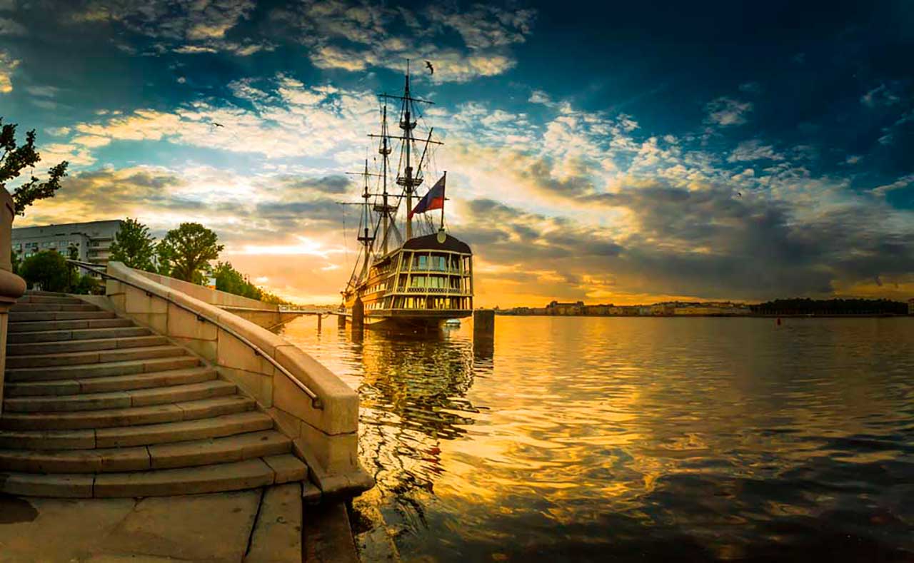 Фотообои в интерьере корабль на неве  9-661 фото
