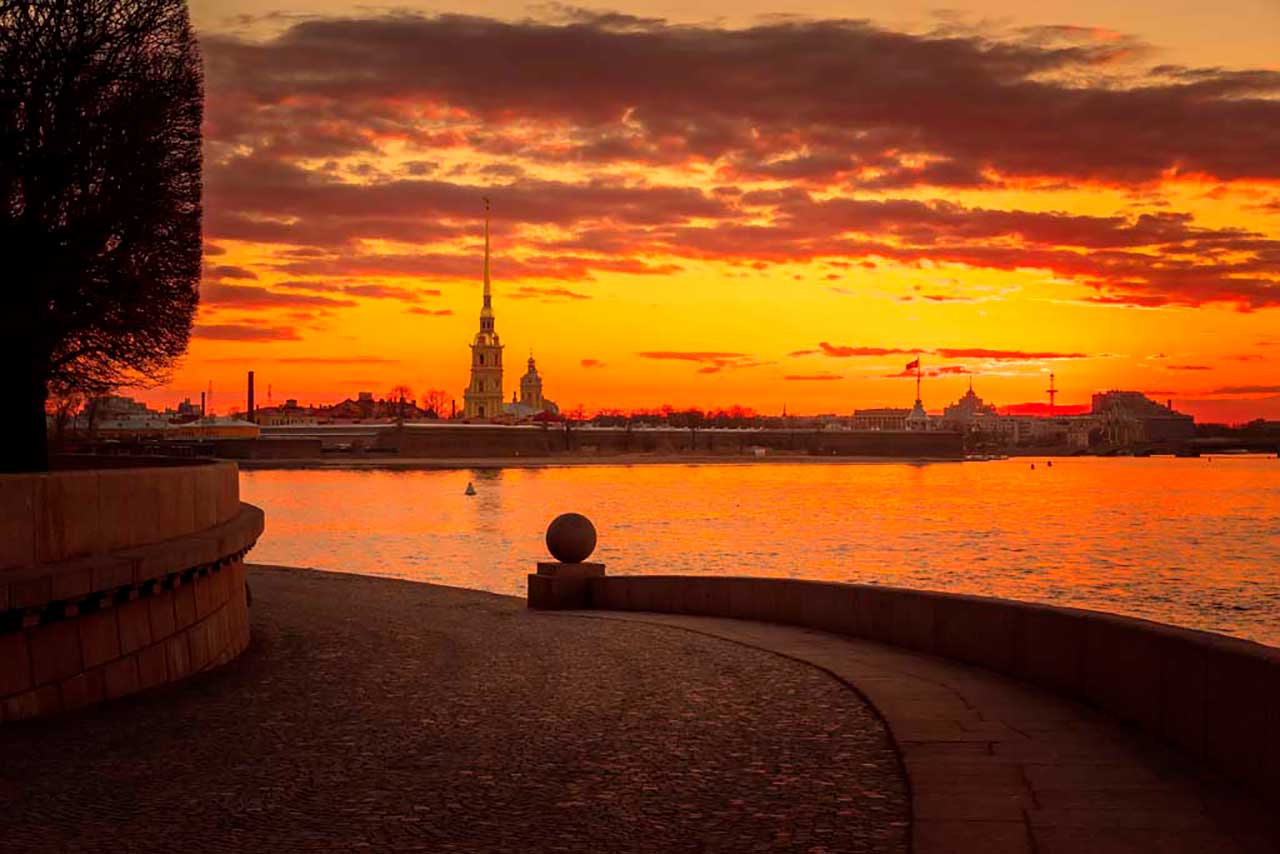 Фотообои в интерьере закат над невой  9-673 фото