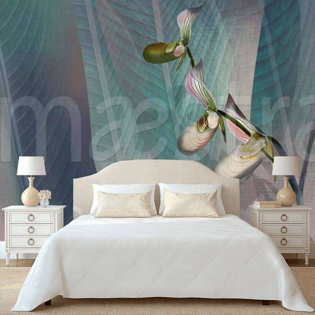 Фотообои в интерьере орхидея на фоне абстрактных листьев в зеленоватых тонах  7-855 фото