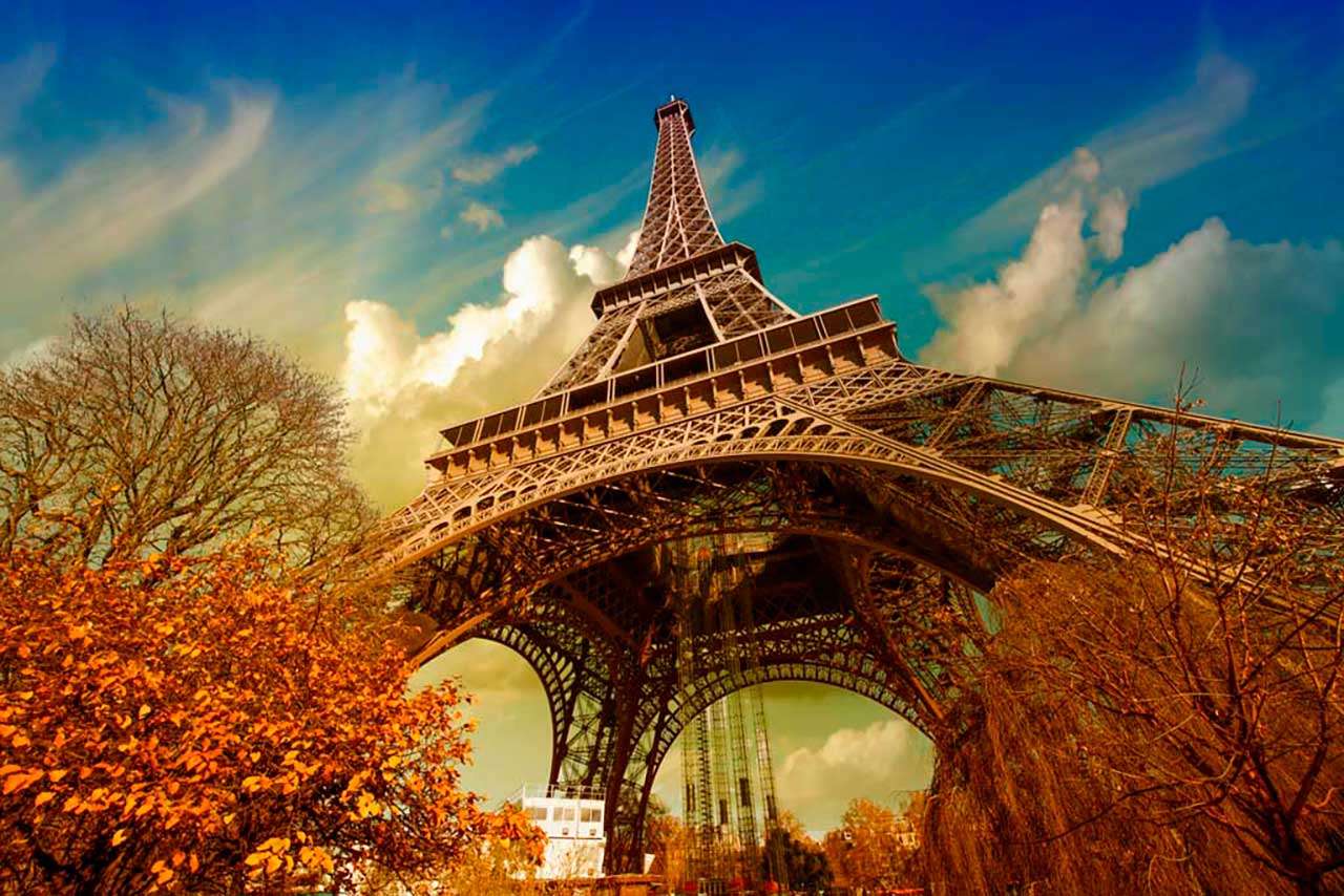 Фотообои в интерьере вид на эйфелеву башню 3д  9-791 фото