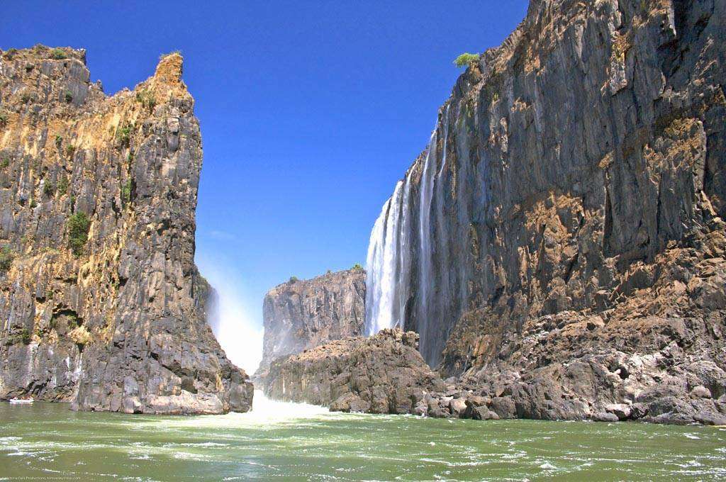 Фотообои в интерьере водопад между скал  9-858 фото