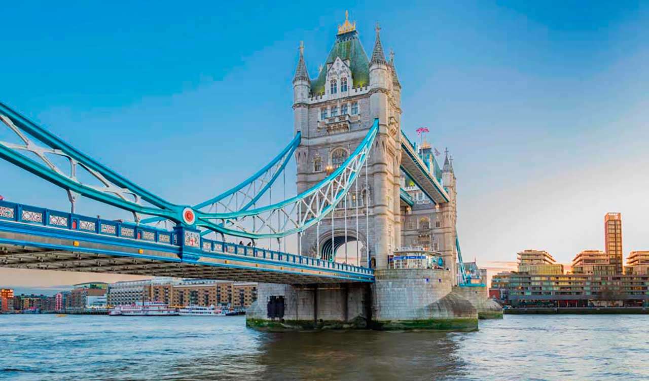 Фотообои в интерьере тауэрский мост днем  9-457 фото