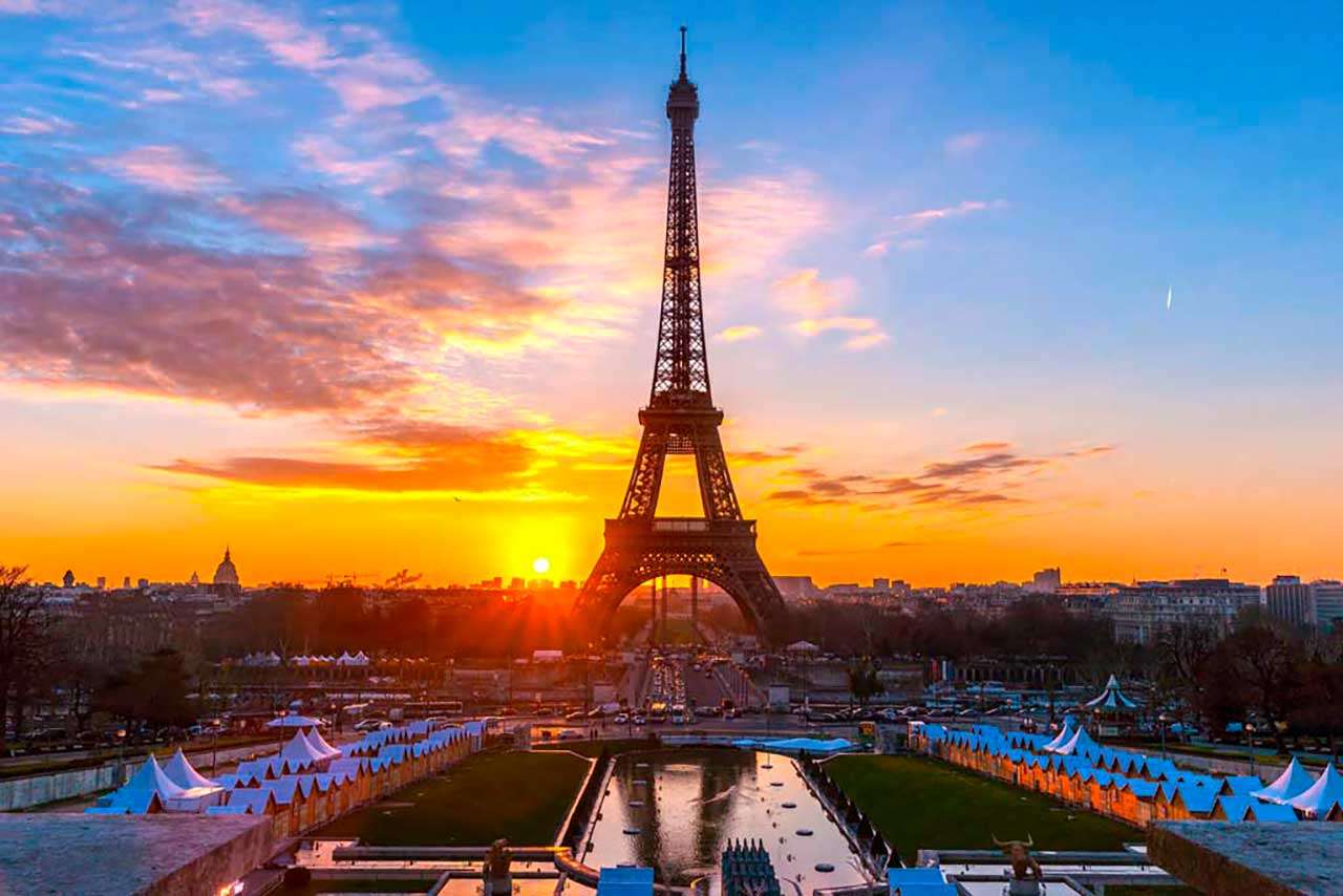 Фотообои в интерьере париж вечерний, вид на эйфелеву башню  9-766 фото