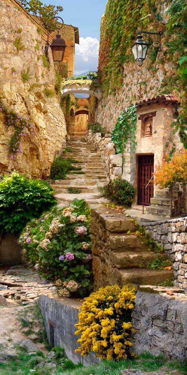 Фотообои в интерьере старая каменная улочка, уходящая вдаль  1-018 фото