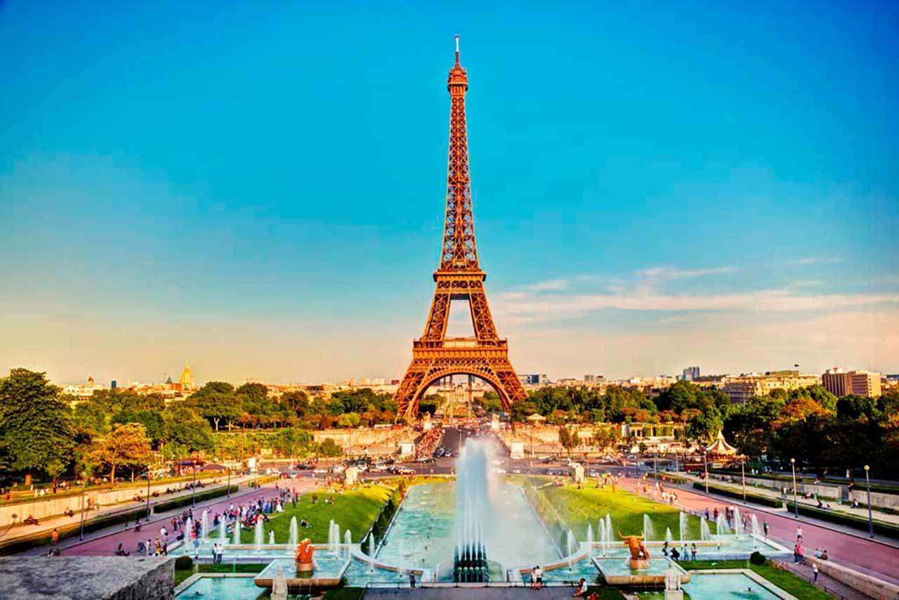 Фотообои в интерьере вид на эйфелеву башню снизу во время заката  9-790 фото