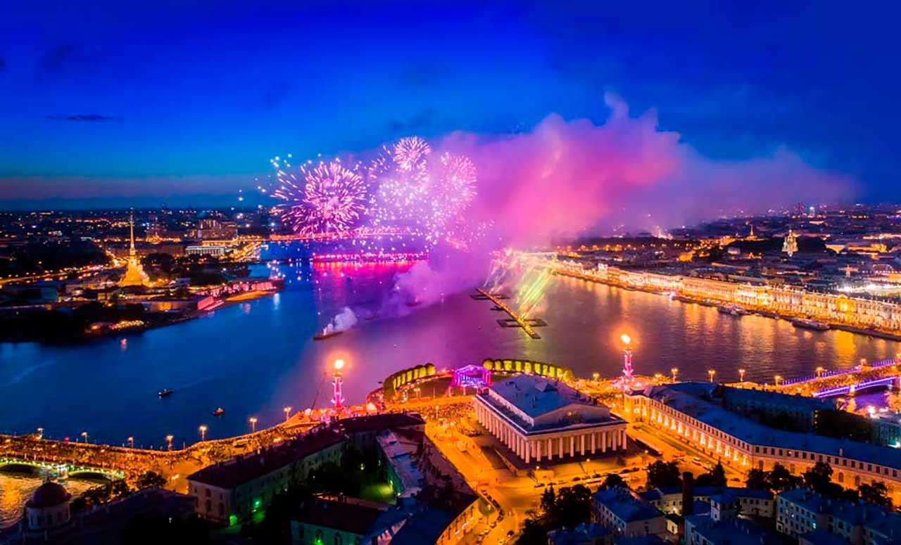 Фотообои в интерьере праздничный салют в санкт петербурге  9-682 фото