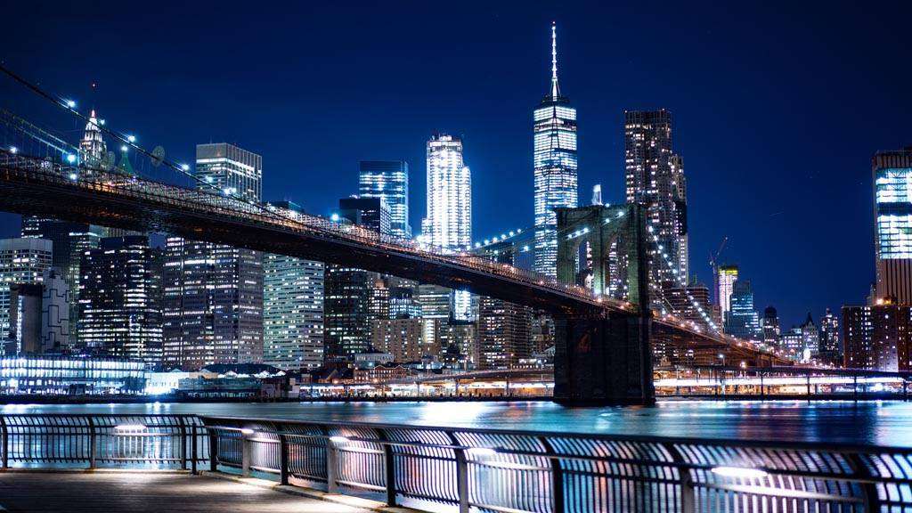 Фотообои в интерьере набережная у вечернего бруклинского моста  9-842 фото