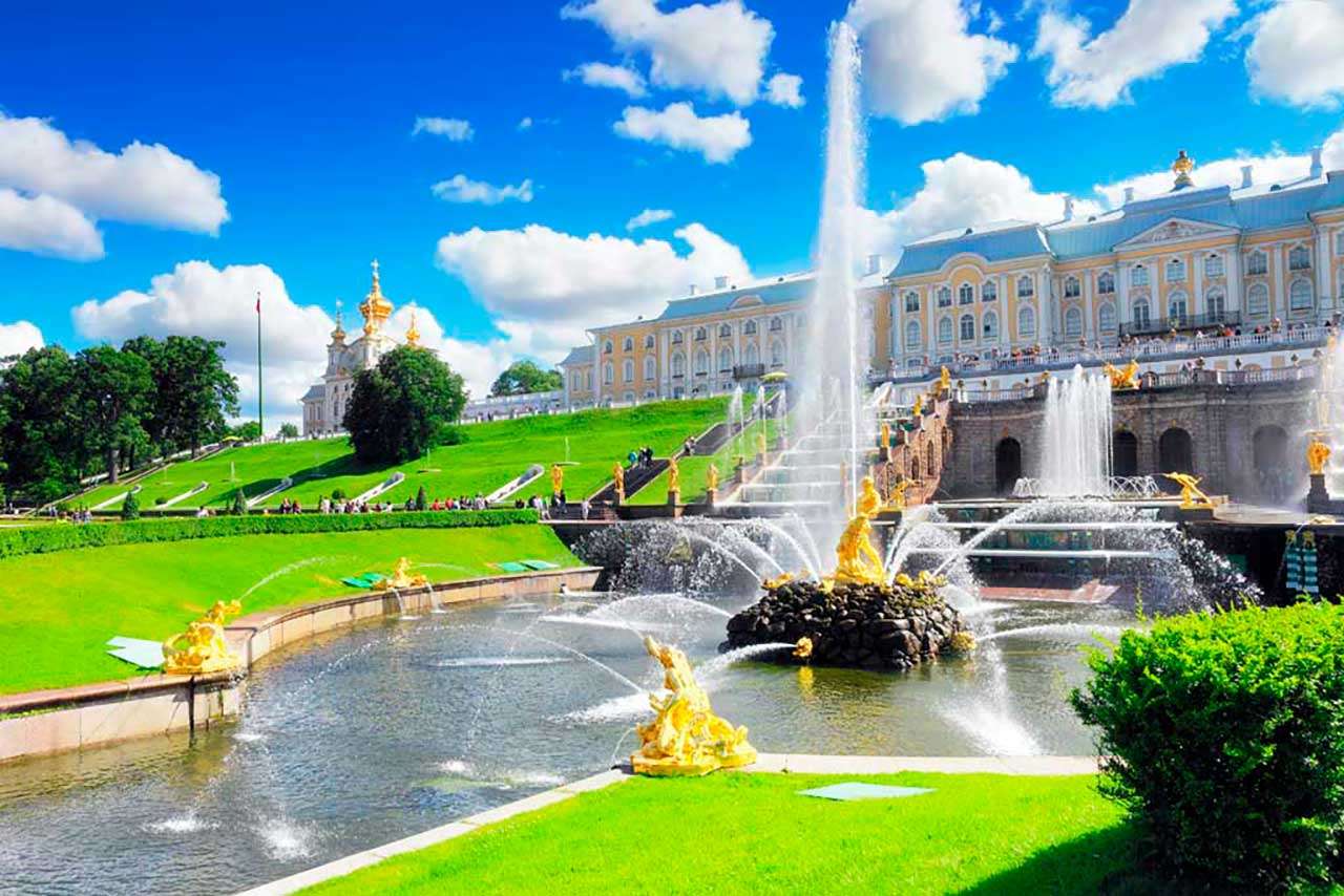 Фотообои в интерьере фонтан в петергофе  9-632 фото