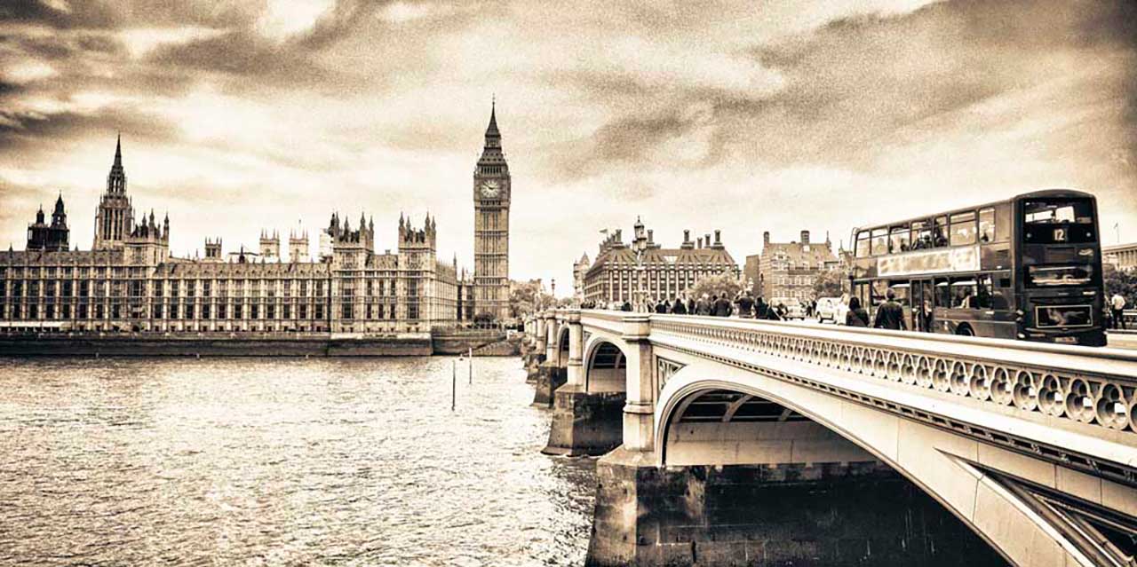 Фотообои в интерьере черно белая панорама лондона  9-505 фото