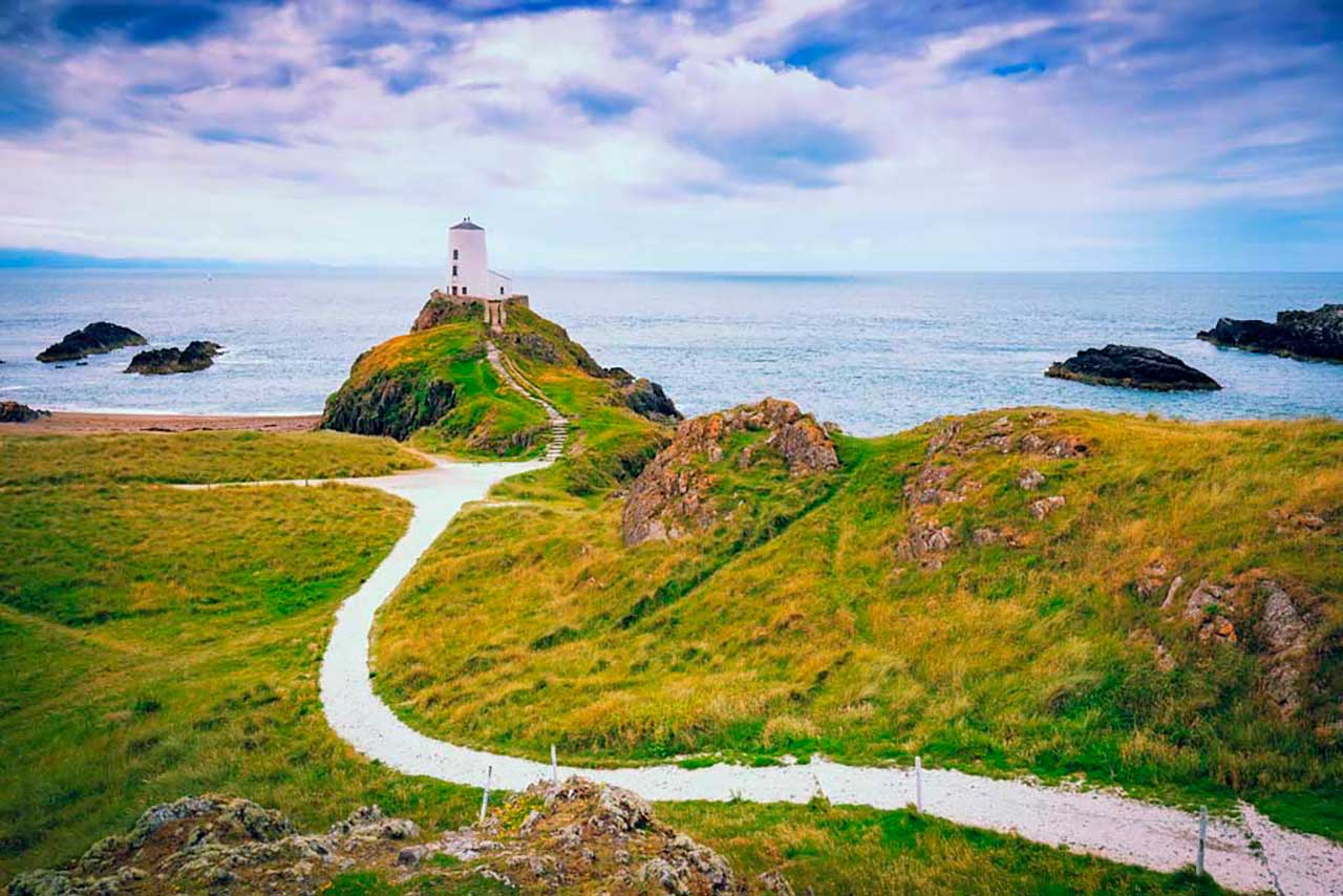 Фотообои в интерьере англия дорога к маяку  9-616 фото