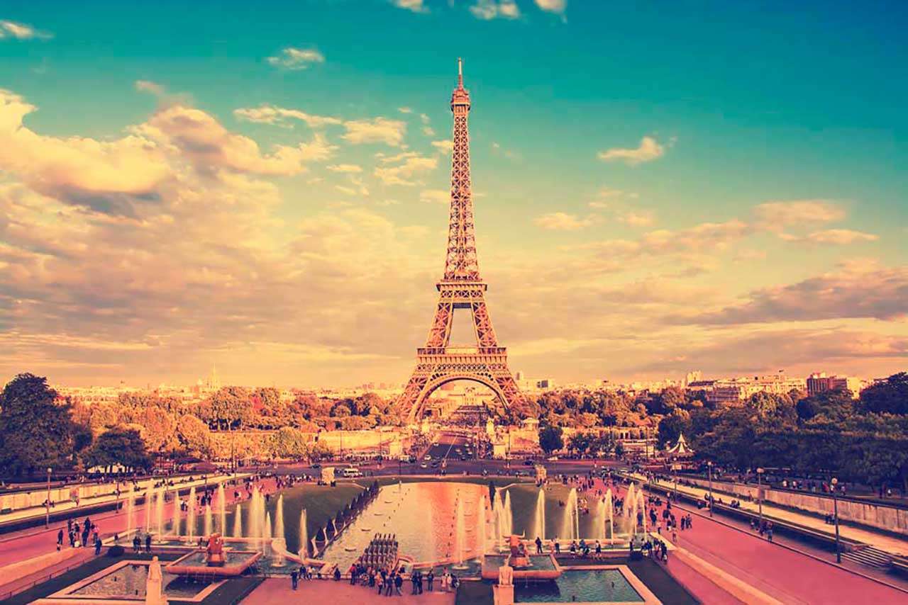 Фотообои в интерьере эйфелева башня в красных тонах  9-781 фото