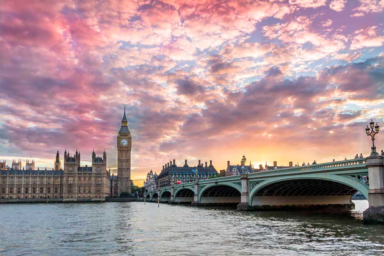 Фотообои в интерьере красивые облака над лондоном  9-535 фото