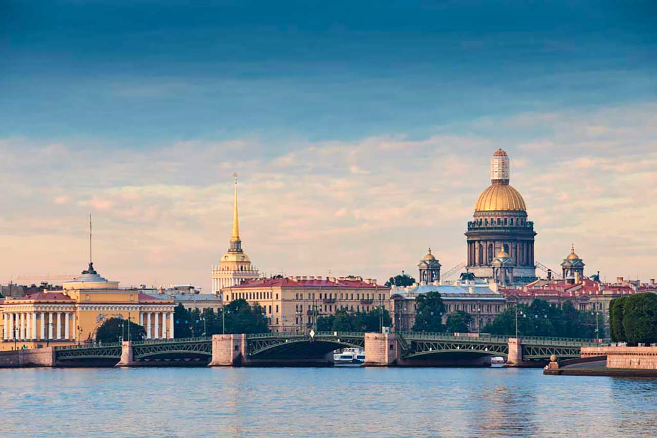 Фотообои в интерьере панорама на дворцовую площадь  9-655 фото