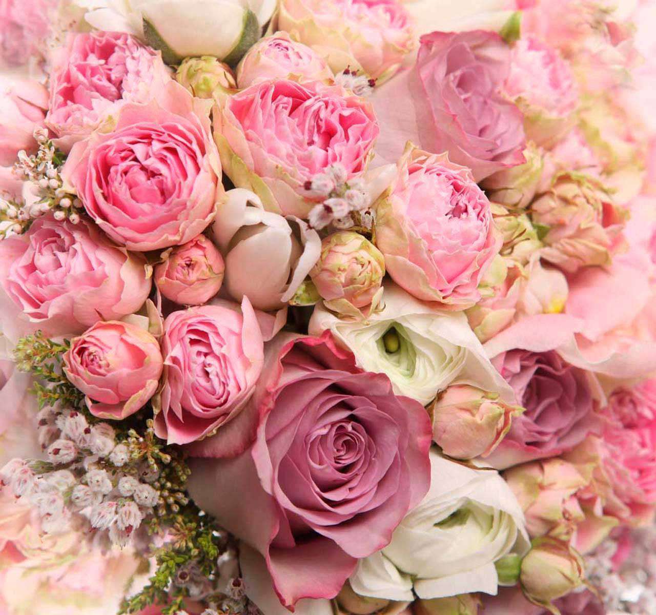 Фотообои в интерьере нежные розовые розы  4-028 фото