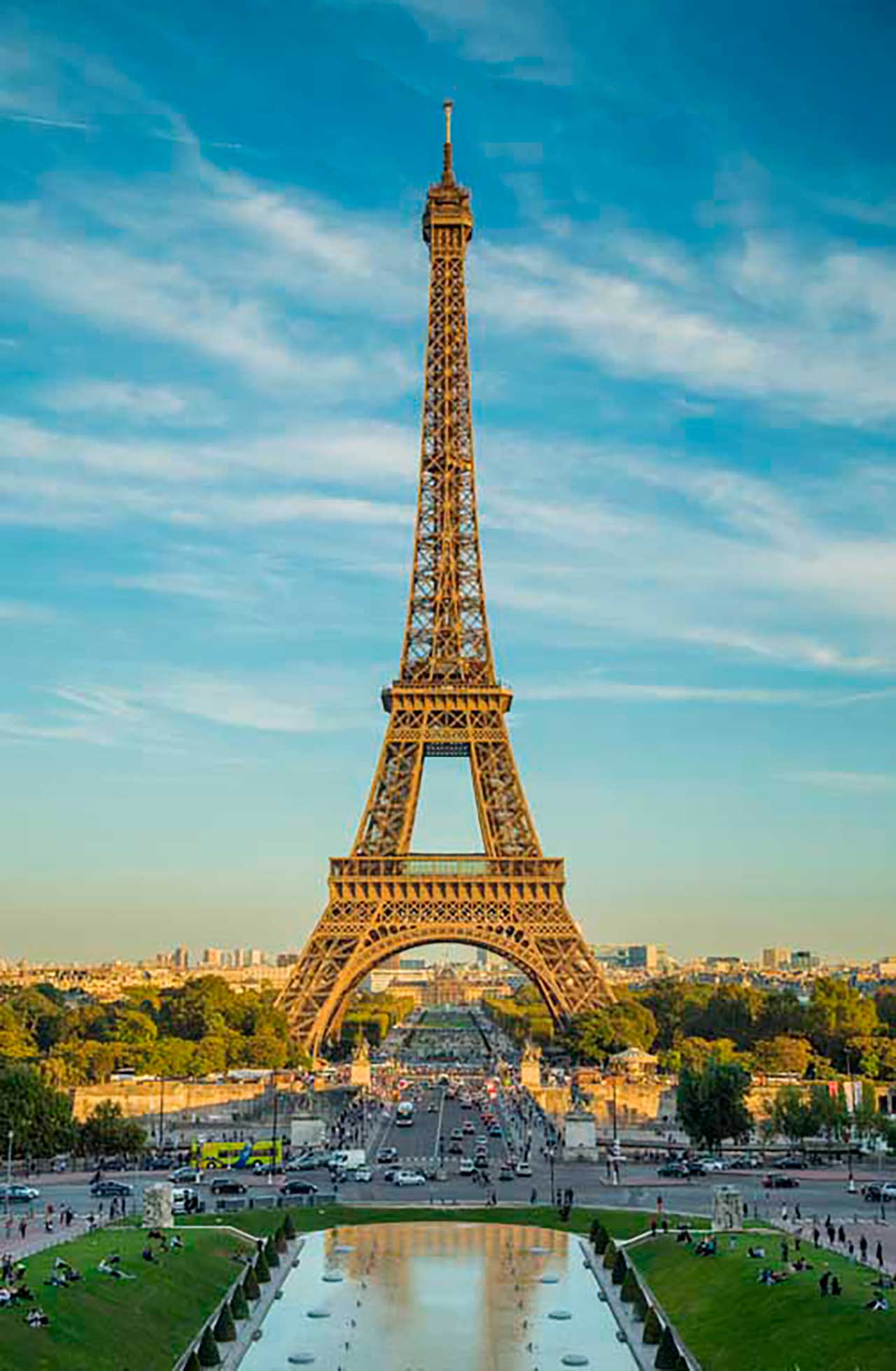 Фотообои в интерьере эйфелева башня прекрасным днем  9-759 фото