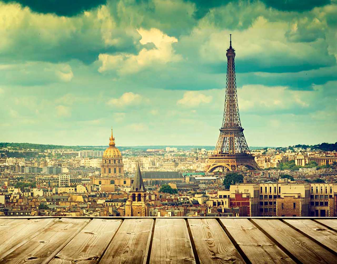 Фотообои в интерьере красивый вид с балкона на эйфелеву башню  9-778 фото