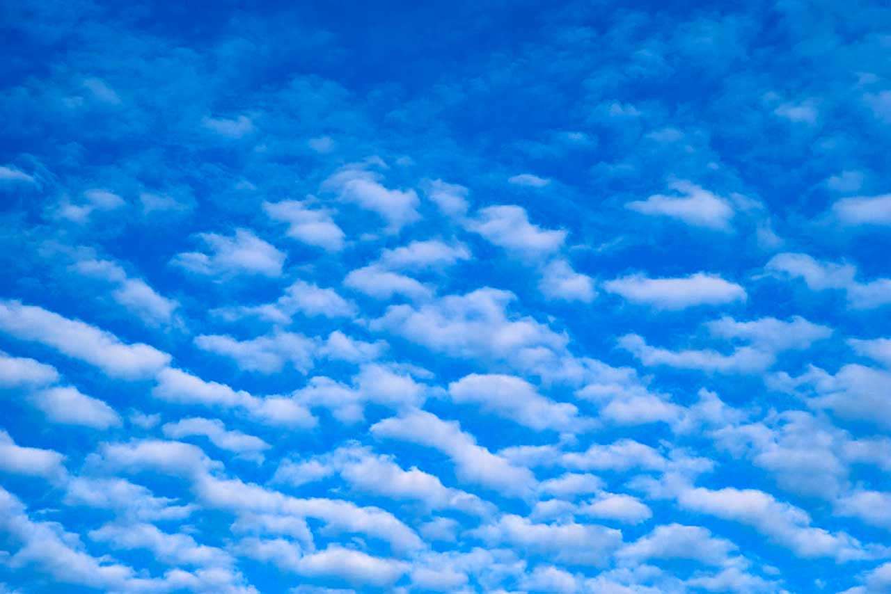 Фотообои в интерьере мелкие облака на синем небе  9-379 фото