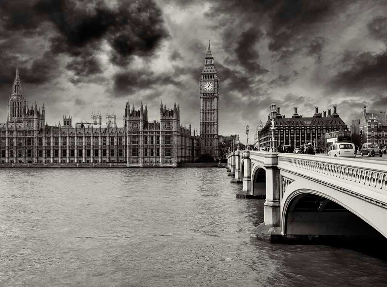 Фотообои в интерьере мрачное небо лондона  9-487 фото