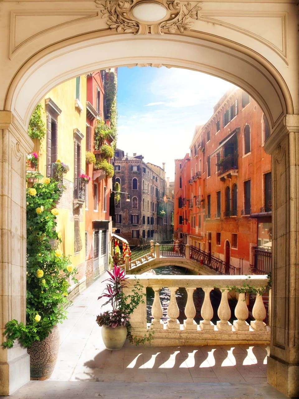 Фотообои в интерьере балкон с видом на улицу  19-0130 фото