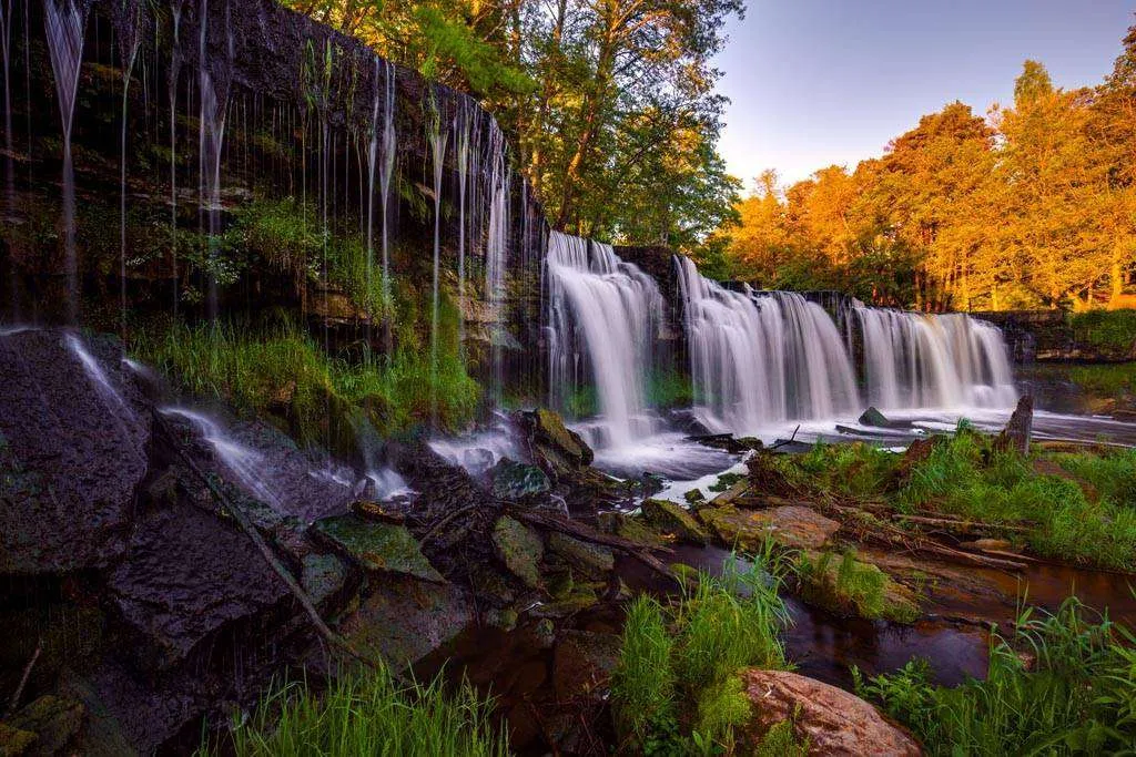 Фотообои в интерьере знаменитый водопад в эстонии  9-900 фото