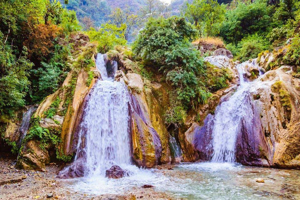 Фотообои в интерьере водопад кемпти в зеленой долине уттаракханд, индия  9-910 фото