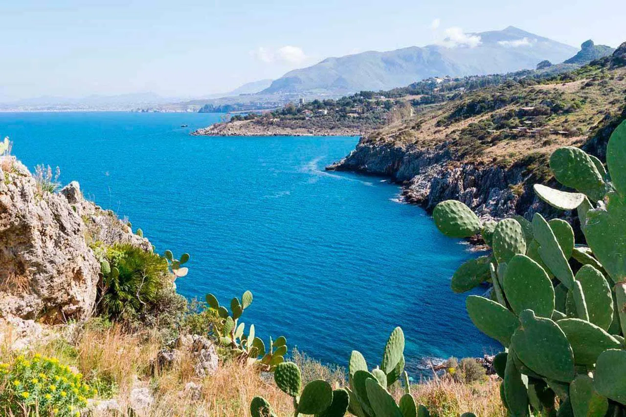 Фотообои в интерьере море и горы  4-357 фото