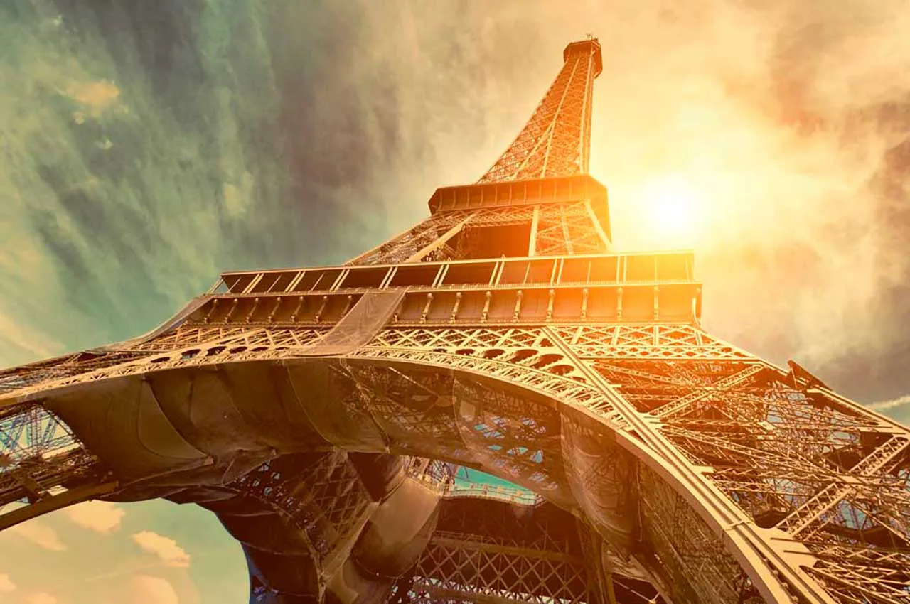 Фотообои в интерьере эйфелева башня в пространстве  9-779 фото