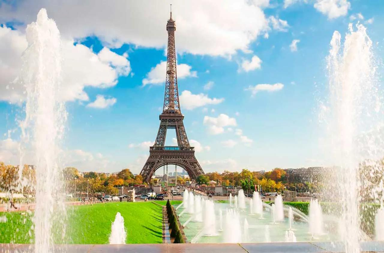 Фотообои в интерьере фонтаны у эйфелевой башни  9-787 фото