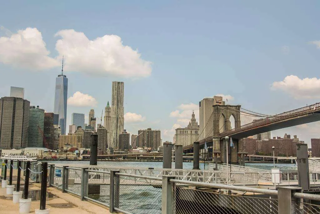 Фотообои в интерьере бруклинский мост в тумане  9-829 фото