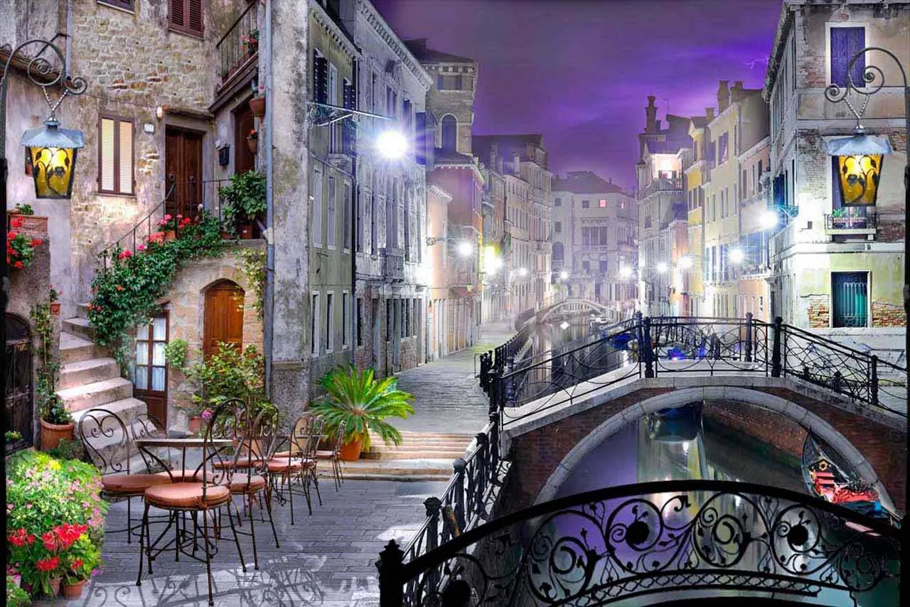 Фотообои в интерьере ночной городок с каналами  6-077 фото