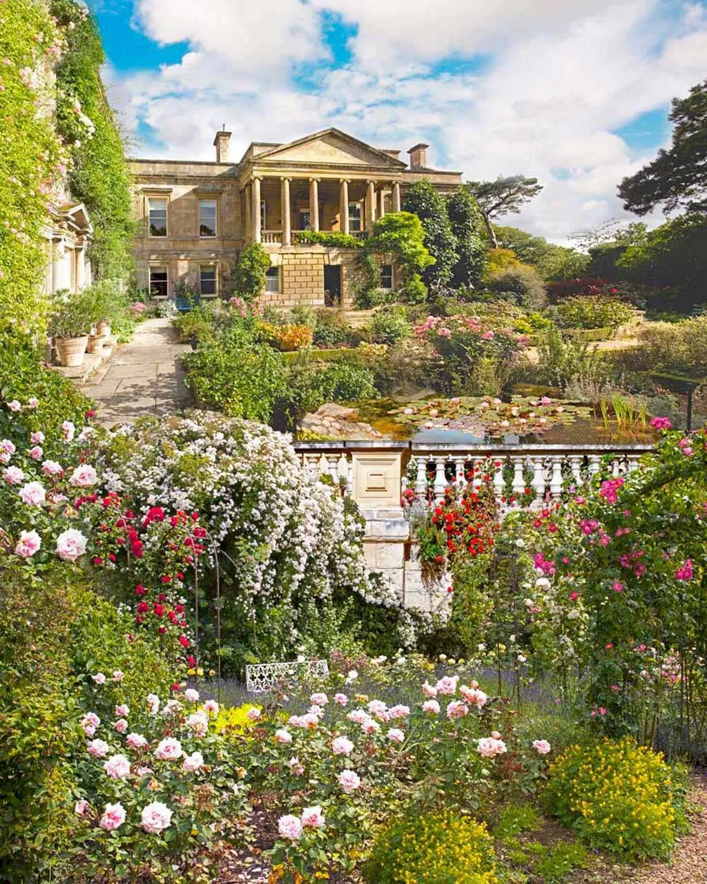 Фотообои в интерьере старинная усадьба с прудом  5-087 фото