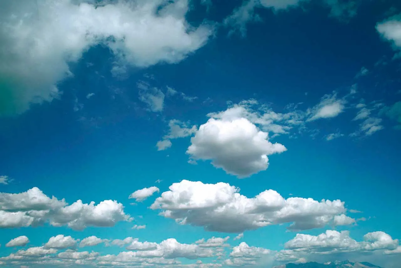 Фотообои в интерьере темно синее небо с ясными тучами  9-318 фото