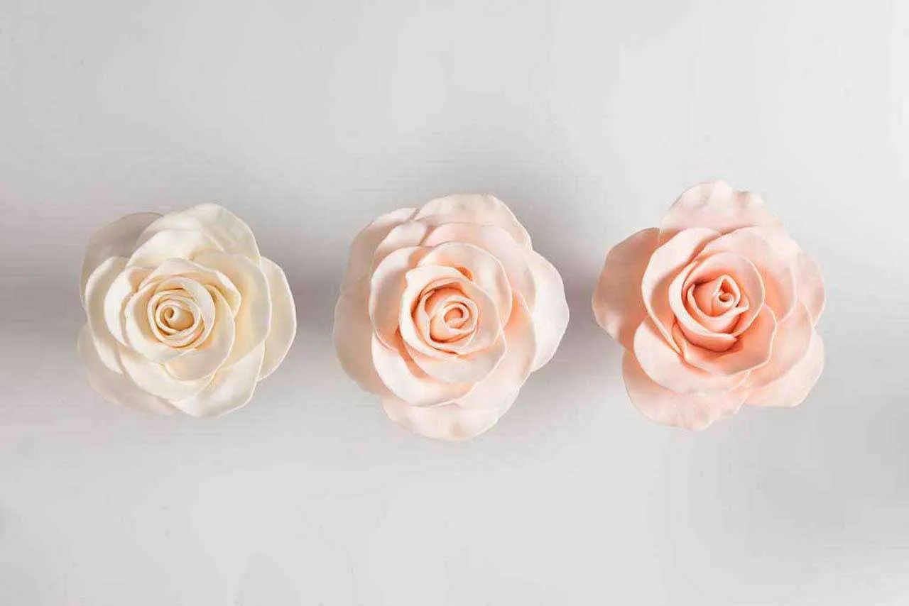 Фотообои в интерьере три розы  10-237 фото