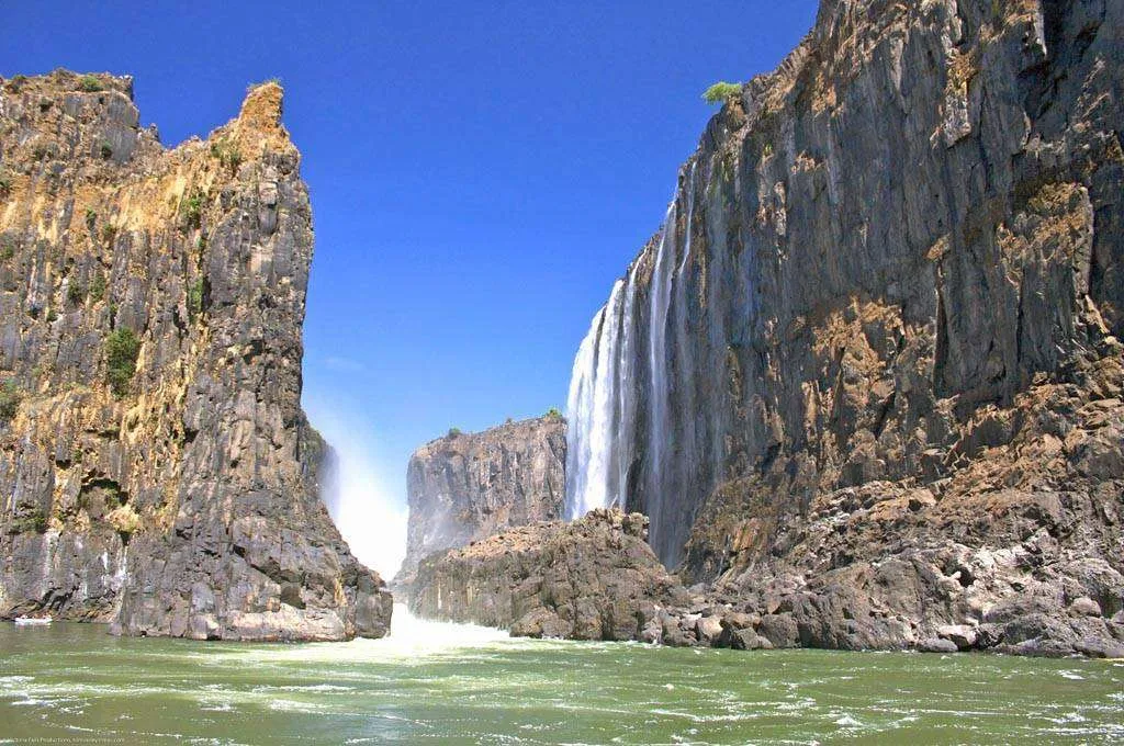 Фотообои в интерьере водопад между скал  9-858 фото