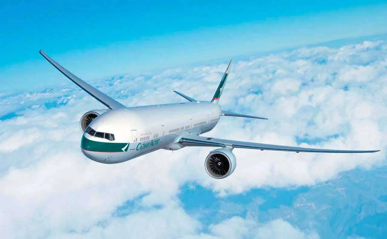 Фотообои в интерьере самолет над мегаполисом  4-389 фото